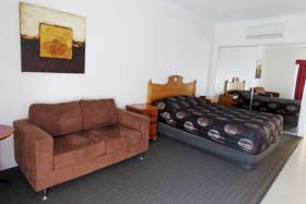 Emerald Gardens Motel & Apartments - Luxury Motel Room